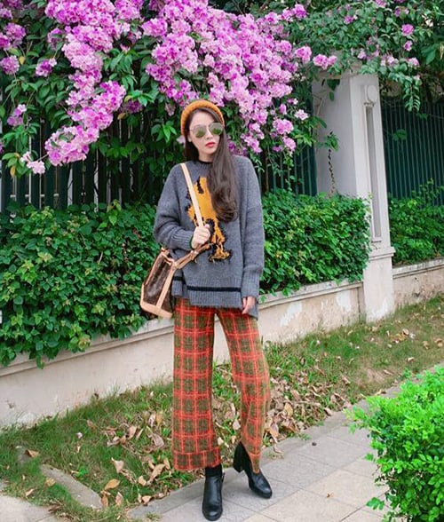 Chiếc áo len Zara cùng quần kẻ màu sắc mang đến cho Quế Vân diện mạo trẻ trung hơn tuổi.    