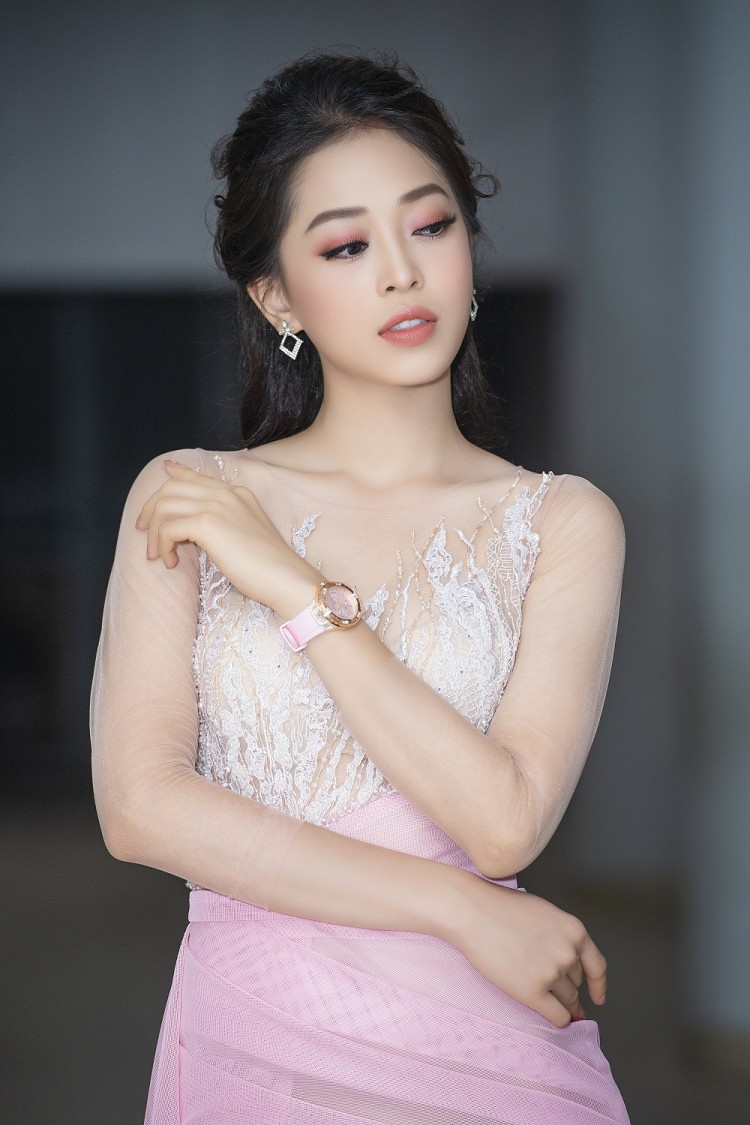 Đồng hồ cũng là một phụ kiện được sử dụng để tạo điểm nhấn.  