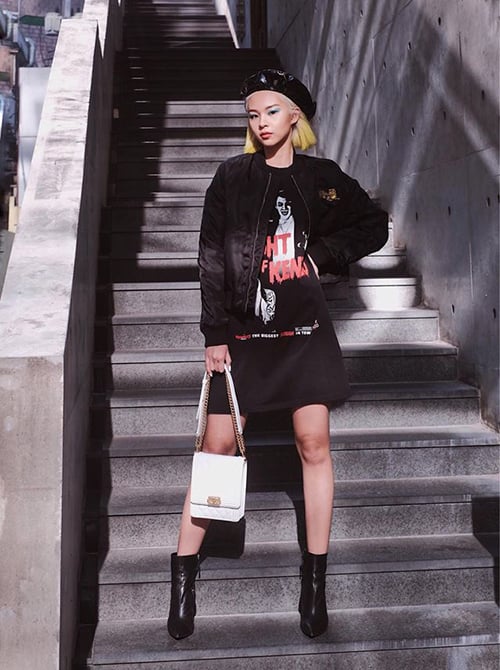 Phí Phương Anh ngày càng lên tay trong việc mix đồ cool ngầu. Set đồ của cô nàng chỉ tuyền tông đen nhưng vẫn nổi bật nhờ có chiếc túi xách trắng làm điểm nhấn.    