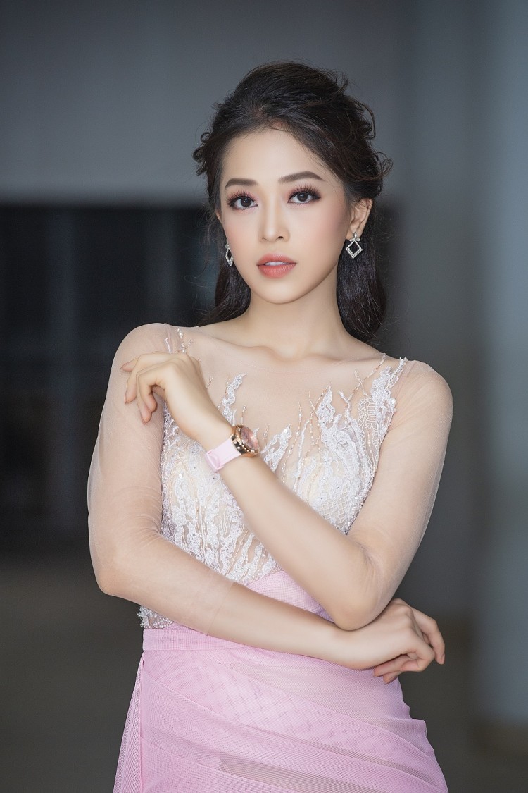 Sau khi lọt vào Top 10 Hoa hậu Hòa bình thế giới 2018 - Miss Grand International 2018, Phương Nga đã ở bên Shbet111 slot, casino, thể thao, xổ số và tranh thủ nghỉ ngơi sau hơn 4 tháng liên tục tham dự HHVN 2018 và Miss Grand International 2018.  