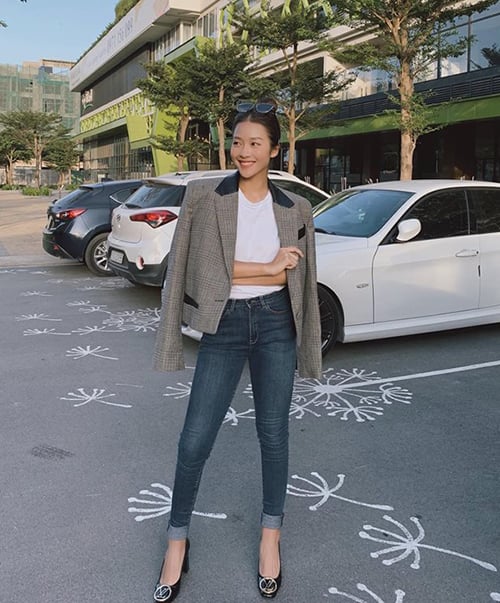Khả Ngân ra dáng một quý cô trưởng thành khi diện blazer cùng giày cao gót LV rất sành điệu.    