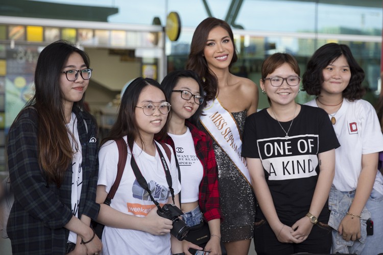 “Cô tiên răng thỏ” thân thiện bên người hâm mộ. Người đẹp hy vọng khán giả quê nhà sẽ tiếp tục đồng hành, ủng hộ cô trong hành trình phía trước.  