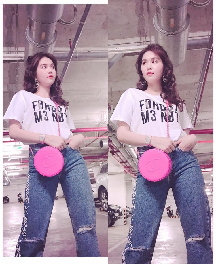 Chiếc túi tròn đeo chéo màu hồng đã trở thành điểm nhấn nổi bật khiến set đồ của Ngọc Trinh trở nên thú vị hơn bao giờ hết.    