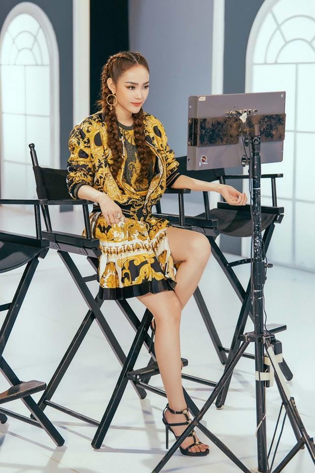 Sau những bộ cánh mất điểm ở những tập đầu The Face, Minh Hằng dần lấy lại phong độ về gu thời trang. Huấn luyện viên biến hóa cá tính cùng Shbet123 Link Vào ShBet Mới Nhất tết Thái và set đồ nổi bật của thương hiệu Versace.    