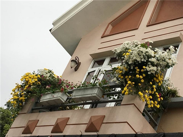 Trước đó, nhờ vào bài hit Mình yêu nhau đi, nữ ca sĩ đã có thể mua nhà hoành tráng cho bố mẹ ở Quảng Ninh.    