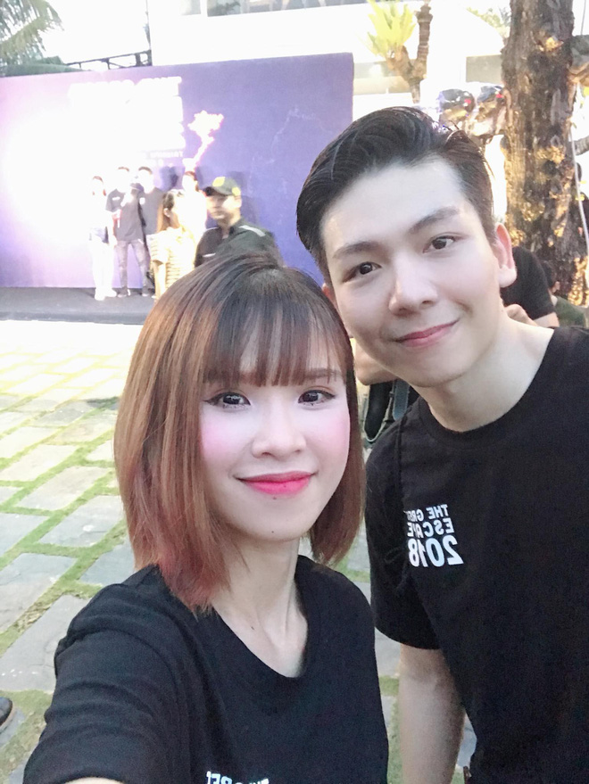 Vóc dáng cùng gương mặt nhỏ nhắn, nụ cười luôn rạng rỡ trên môi... nhìn Khởi My như cô nữ sinh trung học chứ chẳng giống phụ nữ đã có Shbet111 slot, casino, thể thao, xổ số chút nào.    