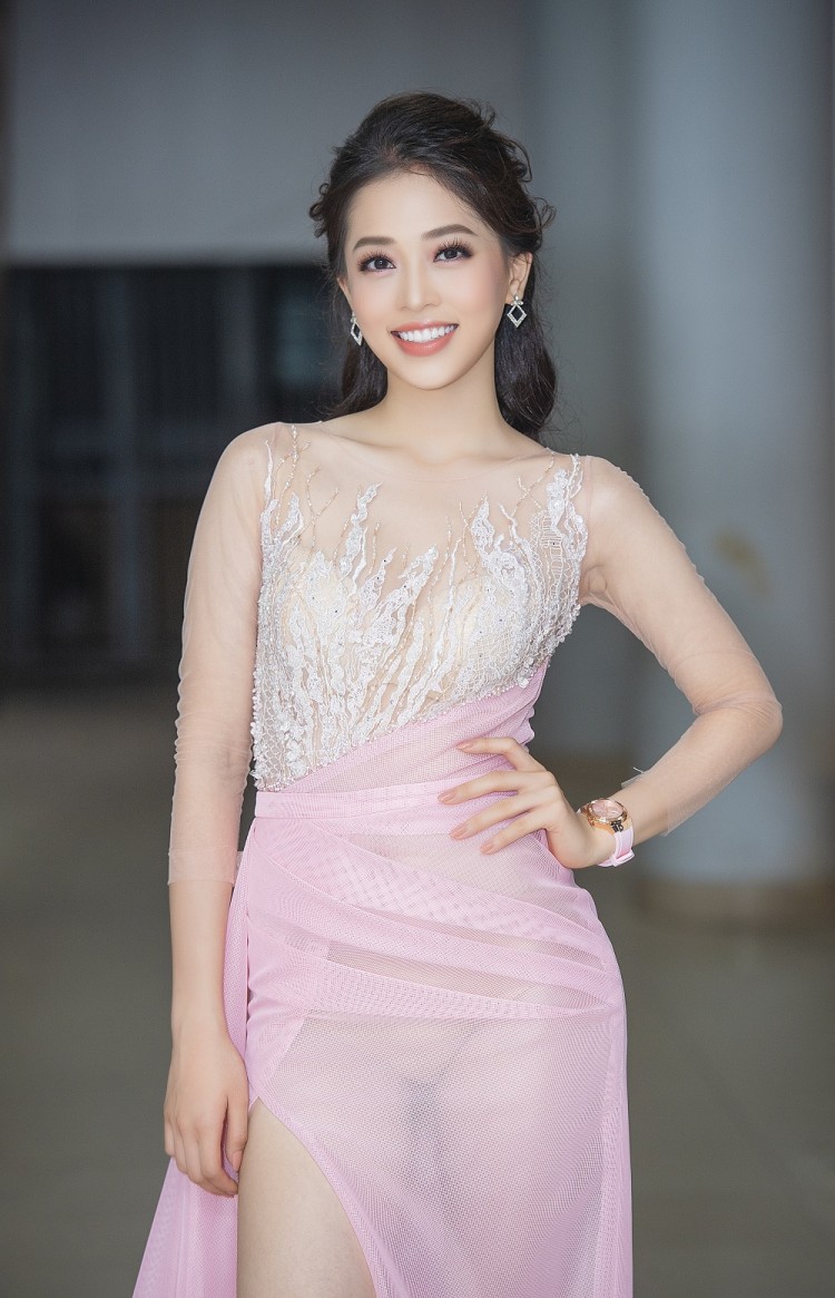 Đảm nhận vị trí ban giám khảo trong một cuộc thi nhan sắc tại trường đại học mới đây , á hậu Bùi Phương Nga khoác lên mình chiếc váy xuyên thấu thấy rõ cả nội y ở bên trong  