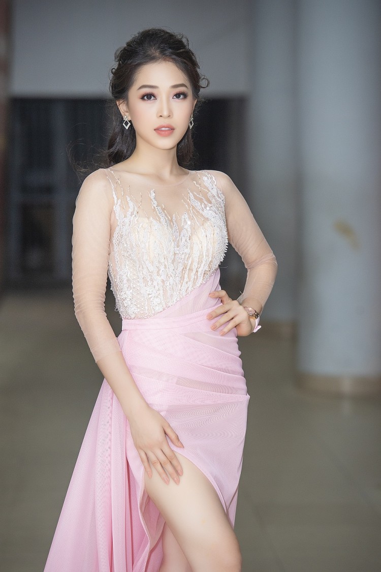 Do chất liệu quá mỏng nên trong một vài khoảnh khắc, Shbet888 phiên bản mới nhất đã để lộ nội y.  