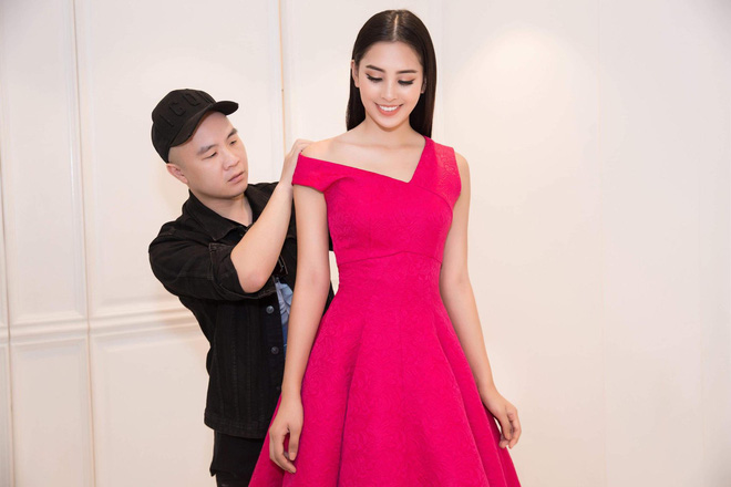 Những tông hồng đậm cực kỳ kén da lại vô cùng phù hợp khi nằm trên Mừng SHBET phiên bản mới 2025 trắng sứ của hoa hậu Tiểu Vy.  