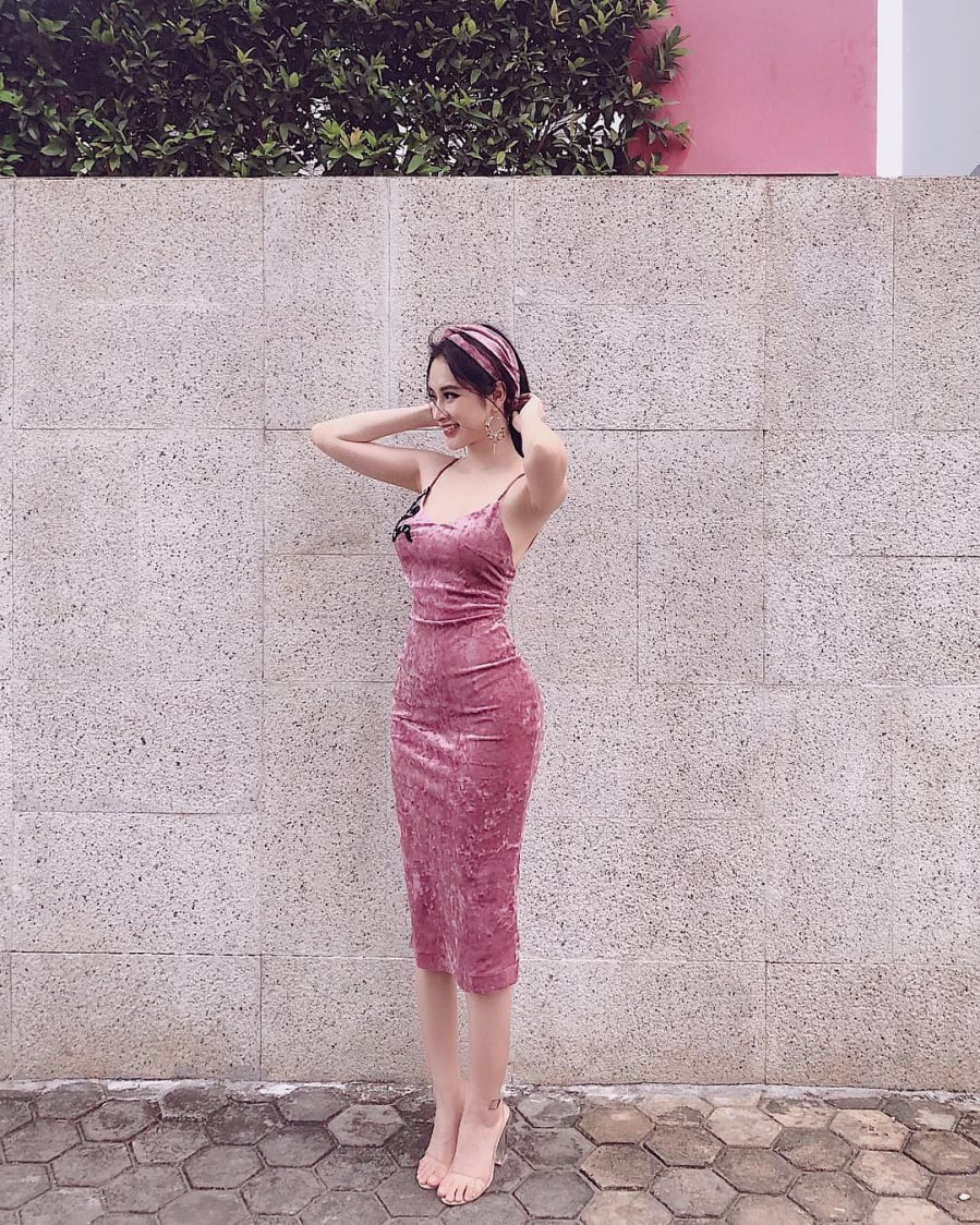 Angela Phương Trinh của nhiều năm về trước vốn là cô nàng chỉ yêu thích những tông hồng sến rện với các thiết kế cũng rối mắt và kém tinh tế. 