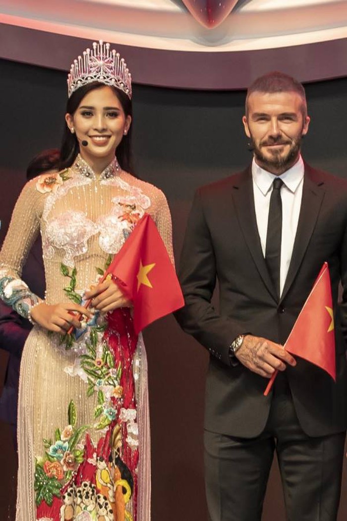 Mới đây Tiểu Vy bị soi rọi nội y khi đứng cạnh siêu sao Beckham  