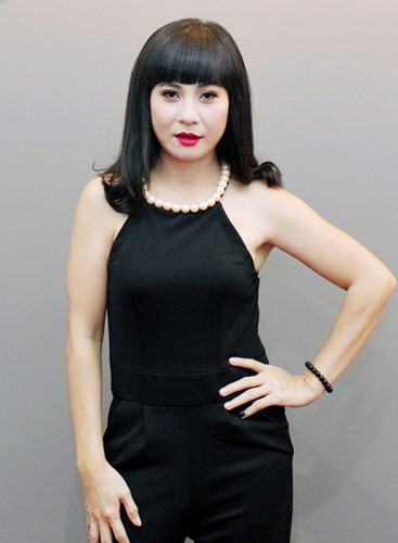 Cát Phượng năng động, gợi cảm với jumpsuit cổ yếm.  