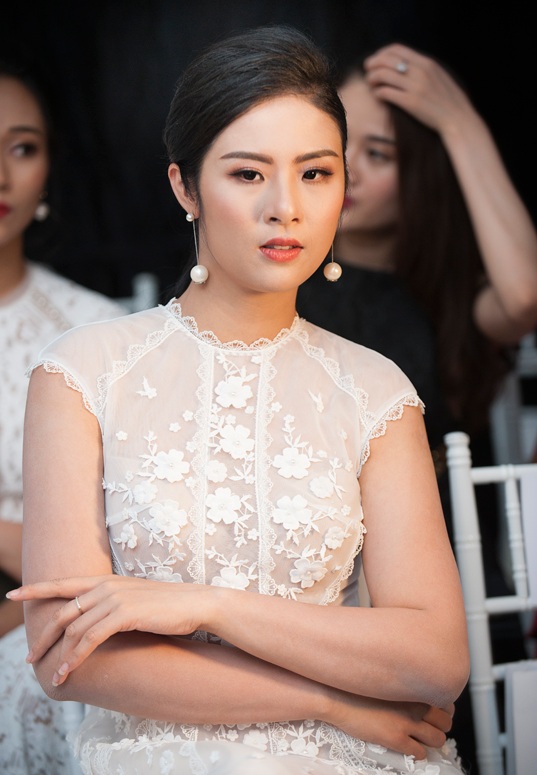 Hoa hậu Ngọc Hân cũng diện Shbet999 com đăng nhập tone ren trắng đỡ thấy phần nội y bị lộ hơn đàn em  