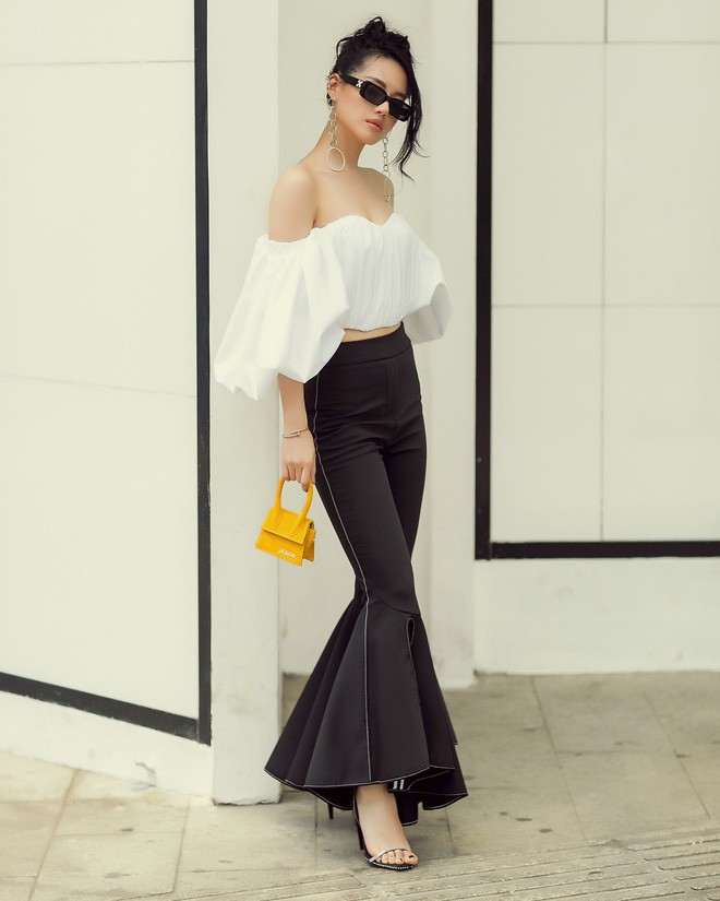 Khánh Linh với siêu phẩm Le Sac Chiquito của Jacquemus, chiếc túi với kích cỡ 12cm x 6cm này được bán với giá khoảng 12 triệu VNĐ. Quả thật với chiếc túi bé tẹo còn chẳng đựng vừa chiếc điện thoại này thì không phải chị em nào cũng dám đầu tư.     