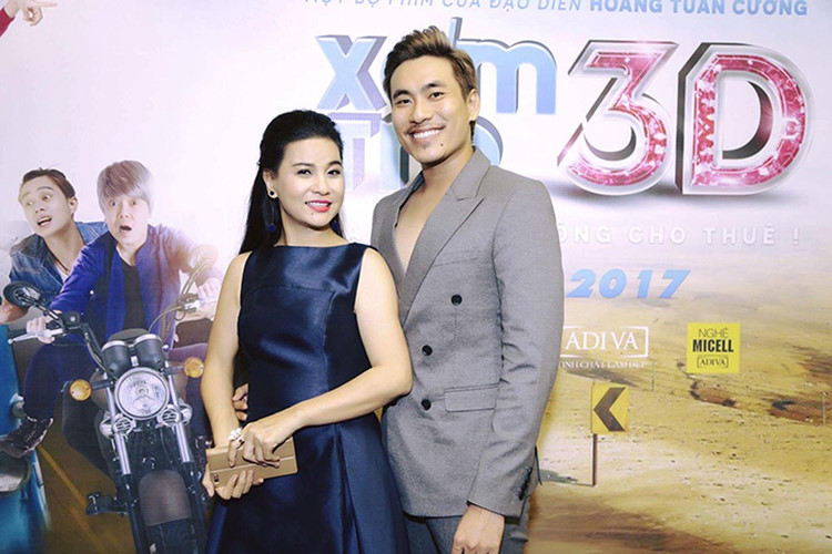 Nữ diễn viên sinh năm 1970 mặc váy xanh trông thanh lịch, nữ tính bên bạn trai.  