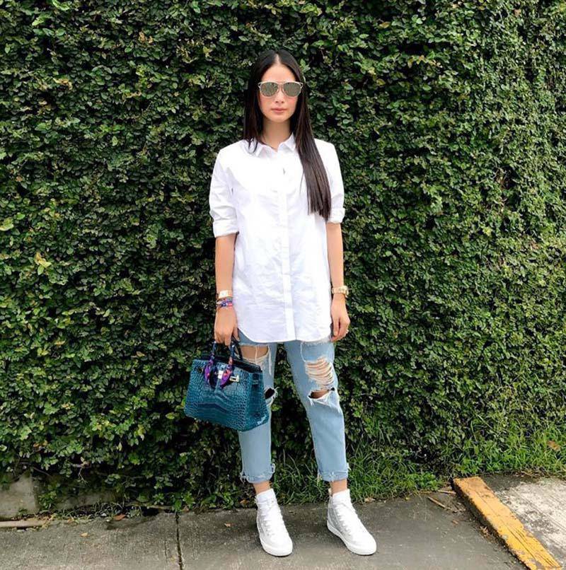 Dù diện đồ điệu đà hay những mẫu quần áo bụi phủi thì có một quy tắc Heart Evangelista chẳng bao giờ bỏ đó chính là không bao giờ quên cầm trên tay... 