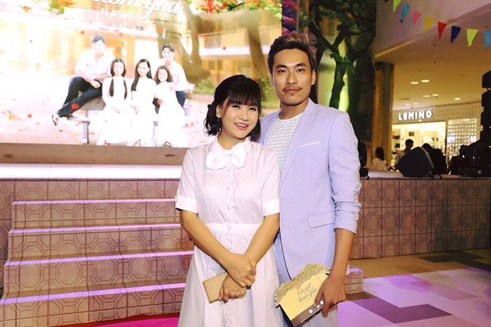 Cát Phượng mặc chiếc váy cách điệu nơ cổ cùng Link Vào SHBET88 Mới Nhất búi trẻ trung như các cô Mừng SHBET phiên bản mới 2025.  