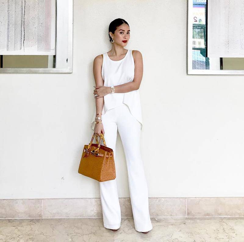 Heart Evangelista chuộng phong cách thời trang tối giản và tạo điểm nhấn bằng những chiếc túi hàng hiệu đẳng cấp. Túi xách như một món Shbet111 kèo cá cược world cup mà cô không thể thiếu mỗi khi ra phố.    