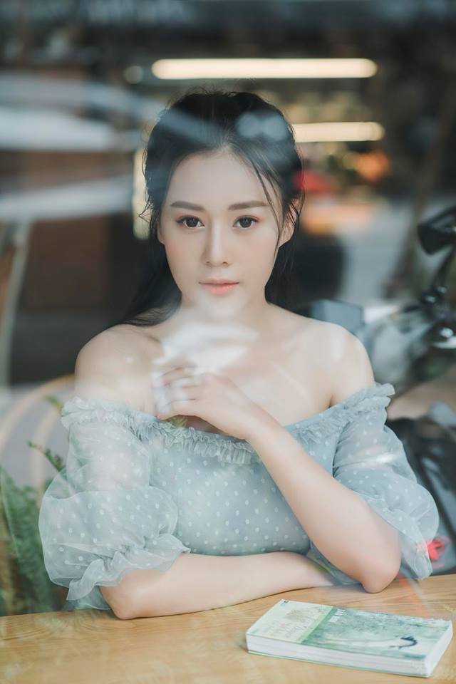 Vẻ đẹp trong trẻo của Phương Oanh luôn khiến các fan hâm mộ hết lòng khen ngợi. Ngoài ra, bật mí cho mọi người biết Phương Oanh vẫn còn độc thân và luôn tự lái xế đi dự sự kiện.  