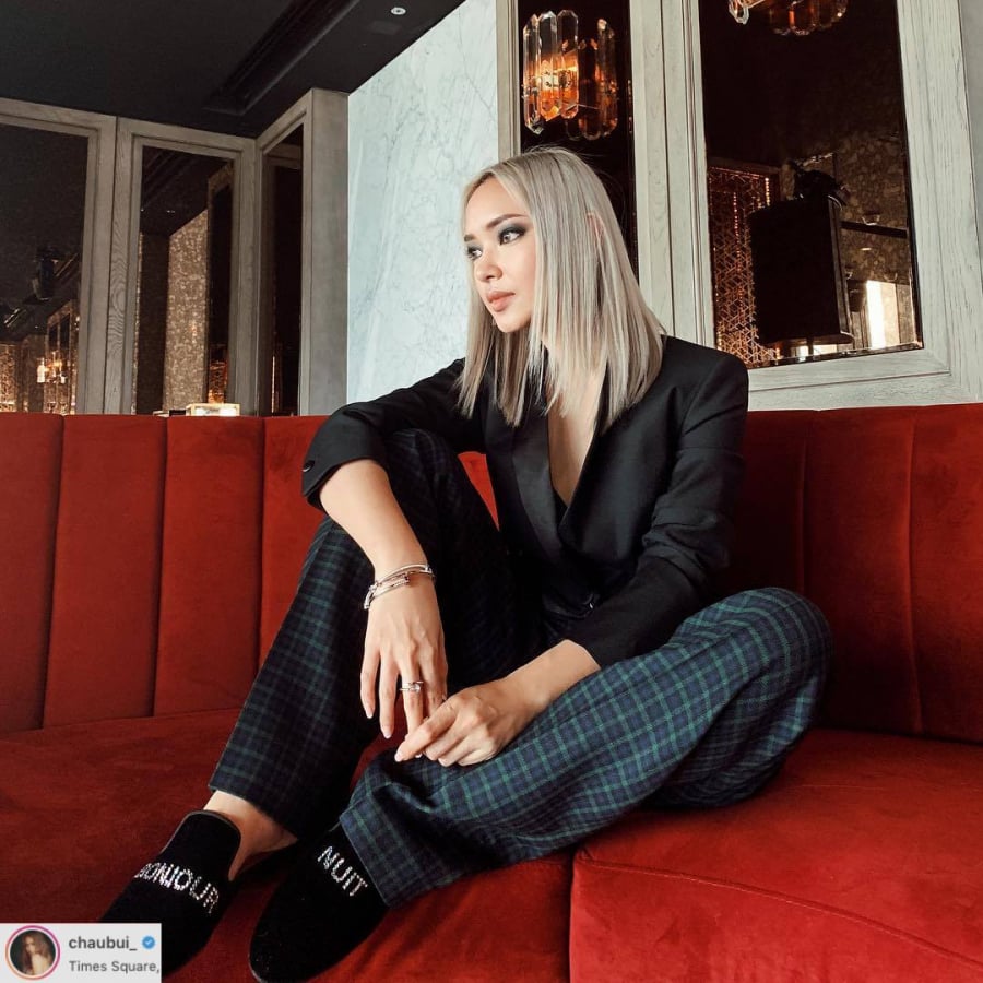 Châu Bùi thanh lịch trong áo khoác blazer kết hợp quần ống suông kẻ ô cổ điển.    
