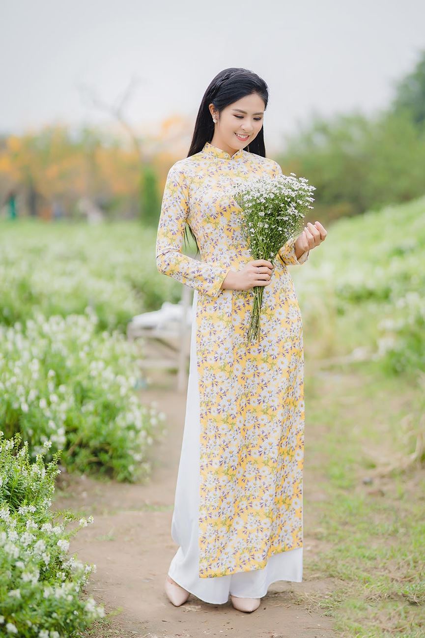Bắt kịp xu hướng chụp ảnh với cúc hoạ mi, mới đây Hoa hậu Ngọc Hân đã tranh thủ thời gian rảnh để thực hiện bộ ảnh áo dài nền nã khiến người hâm mộ xao xuyến.  