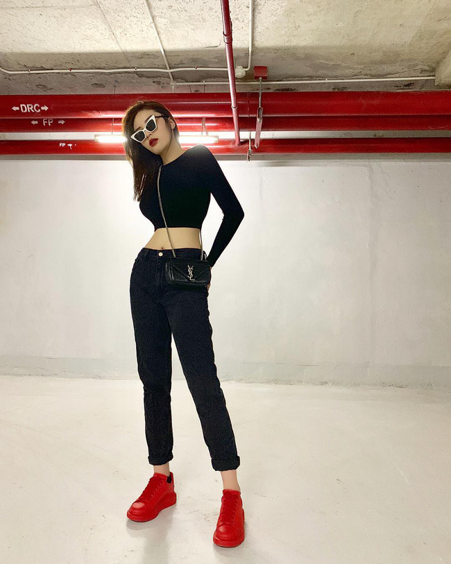 Diện áo crop top cùng quần jeans tối màu đơn giản nhưng trông nàng hậu vẫn nổi bật và 