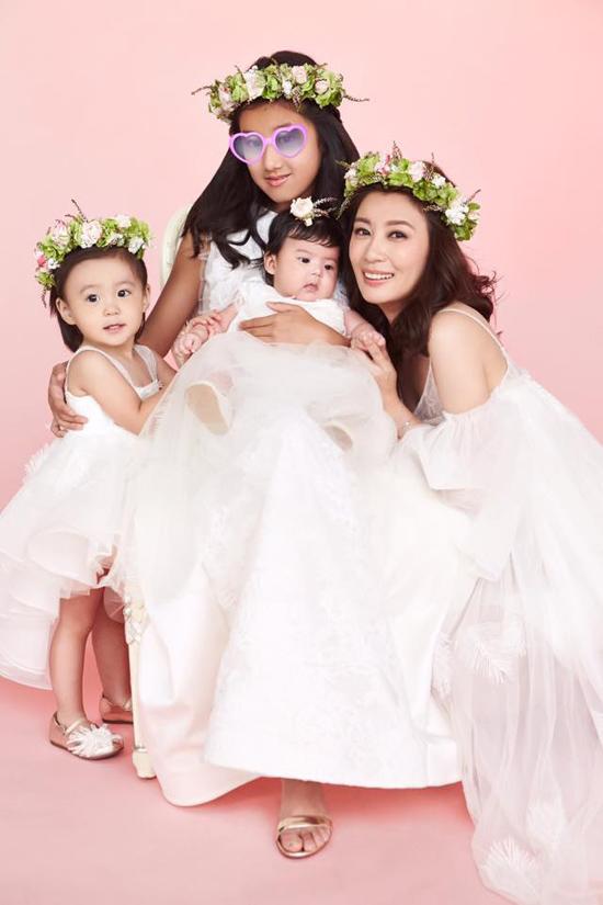 Hiện tại, cô có 3 con gái xinh xắn nhưng vẫn luôn giữ được nét thanh xuân ngọt ngào như thiếu nữ. Cô khiến không ít người bất ngờ khi sinh con gái út khi đã 44 tuổi.    