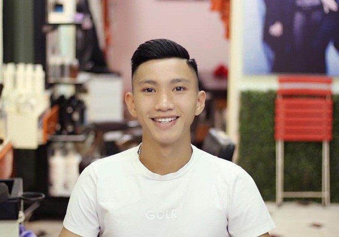 Với lợi thế chiều cao, Văn Hậu không thua kém người mẫu nam khi mặc Shbet999 com đăng nhập sơ mi, quần âu, áo vest, thậm chí là áo phông, quần áo thể thao.    