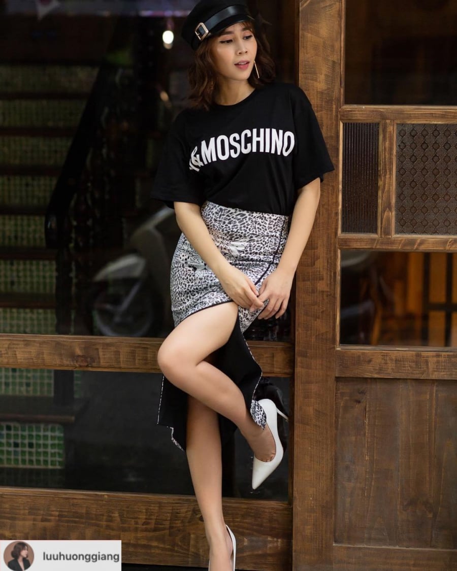 Ca sĩ Lưu Hương Giang cũng là “fan” của chiếc áo phông oversize H&MOSCHINO vừa “gây bão”.    
