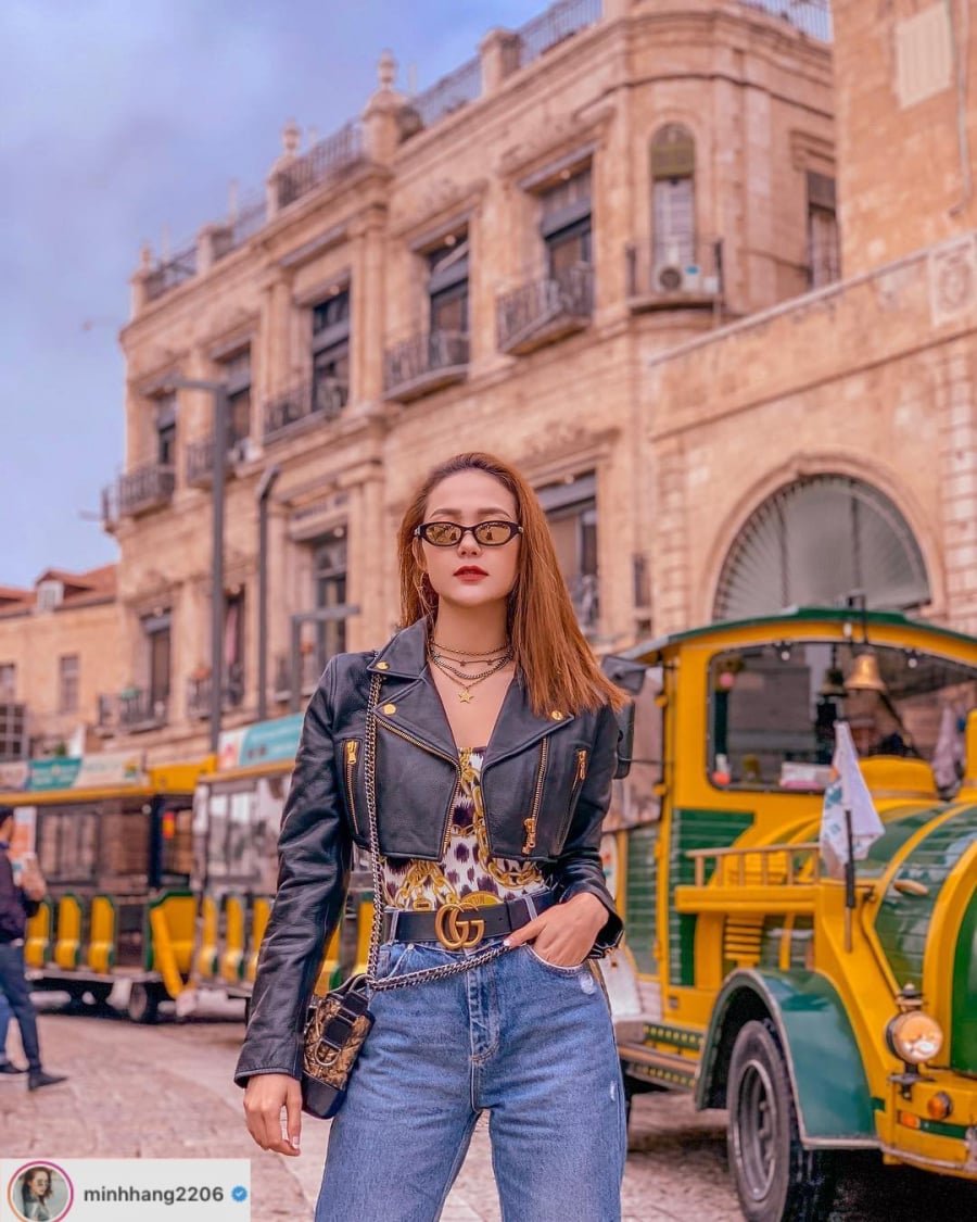Cũng trong chuyến đi đến thánh địa Jerusalem, huấn luyện viên The Face 2018 thể hiện đẳng cấp thời trang khác biệt và nổi bật ngay trong street style thường ngày. Chiếc áo khoác da dáng lửng tạo điểm nhấn cá tính. Những phụ kiện được lựa chọn tinh tế, không bị rối mắt.    