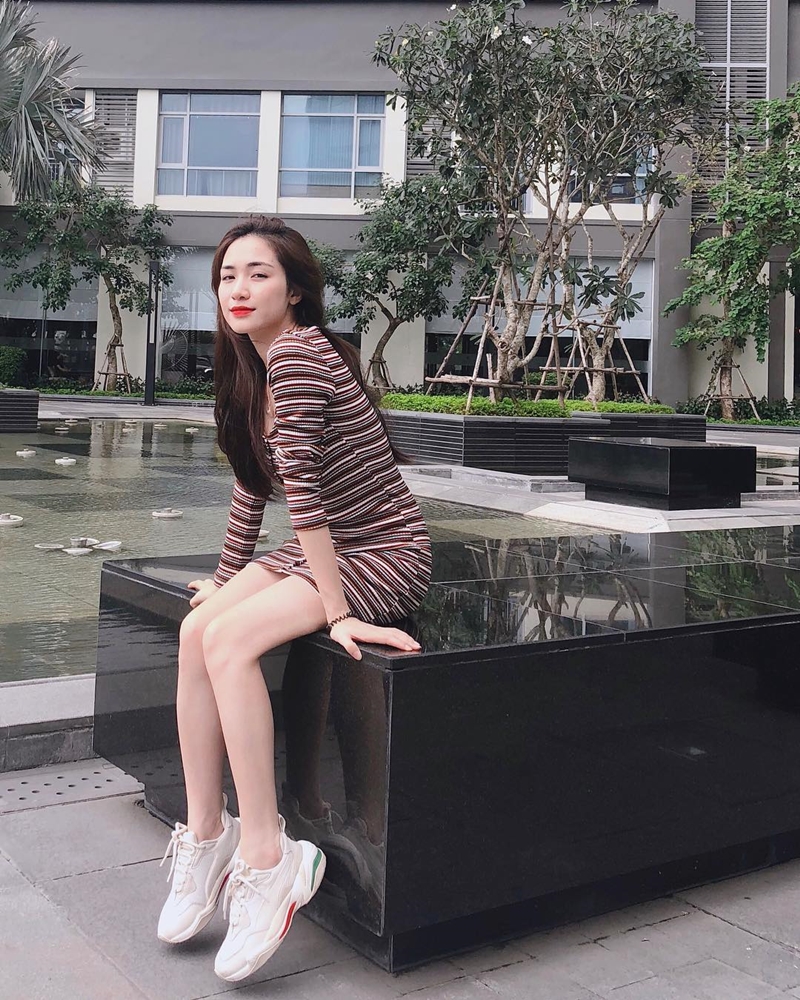 Hoà Minzy toả sắc ngọt ngào trong thiếc đầm ôm sát, khai thác triệt để các “điểm vàng” Sh88bet đăng ký miễn phí như vòng eo thắt đáy lưng ong hay để lộ Mừng SHBET phiên bản mới 2025 trắng mịn.    