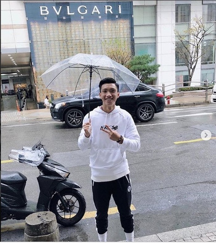 Anh vẫn chọn phong cách thể thao khỏe khoắn và năng động khi xuống phố.    