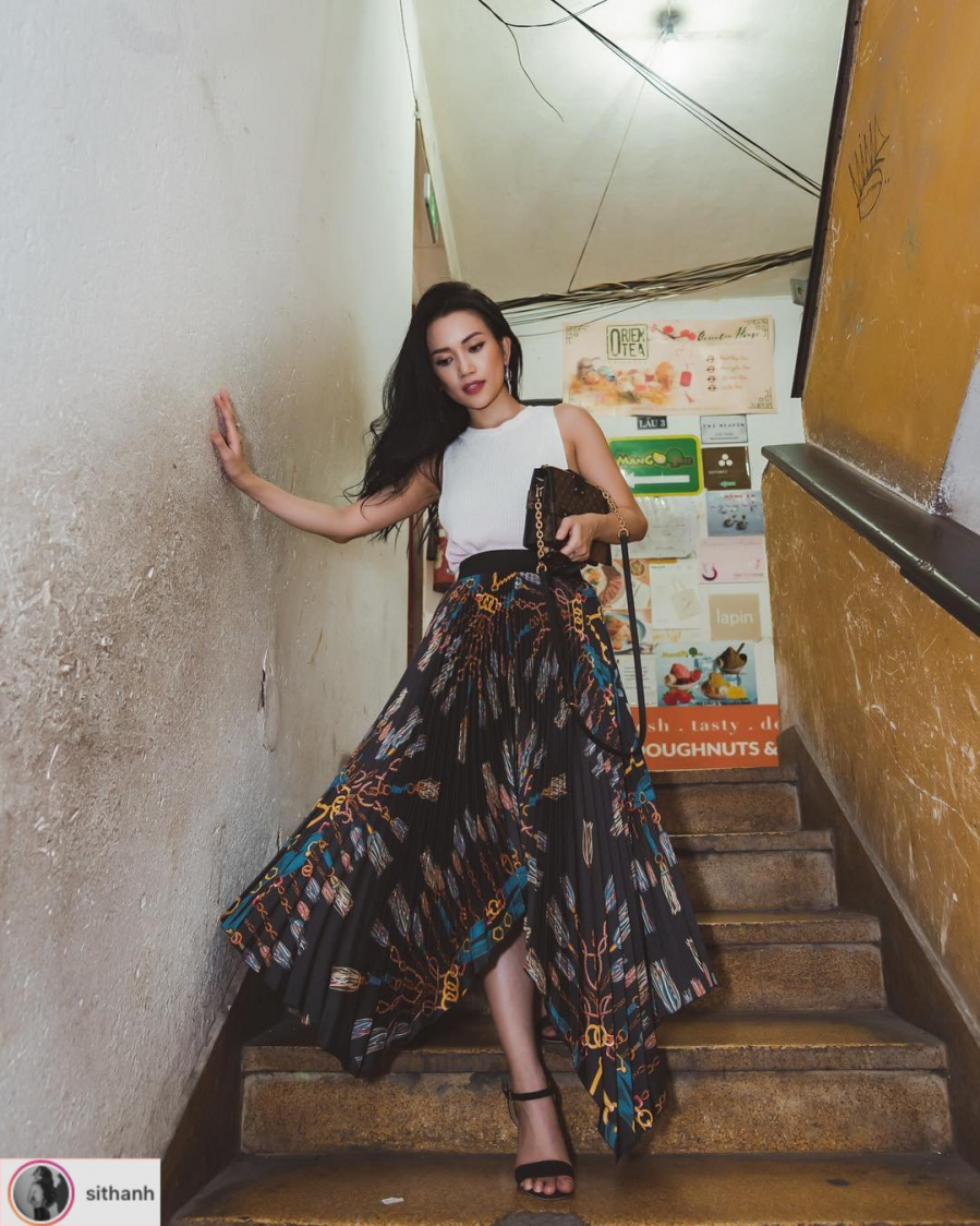Sĩ Thanh nữ tính với áo sát nách trắng và chân váy maxi. Đôi sandals quai mảnh giúp bộ Shbet999 com đăng nhập thêm nhẹ nhàng.    