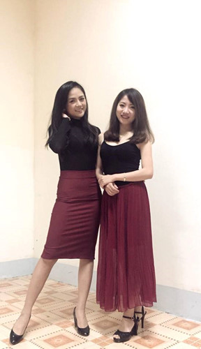 Dù ăn mặc kín đáo nhưng nữ diễn viên sinh năm 1988 vẫn khoe được vóc dáng gợi cảm, thon thả.  