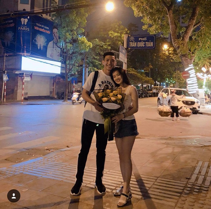 Đi chơi với bạn gái, Văn Hậu cũng giản dị với quần jean, áo phông.    