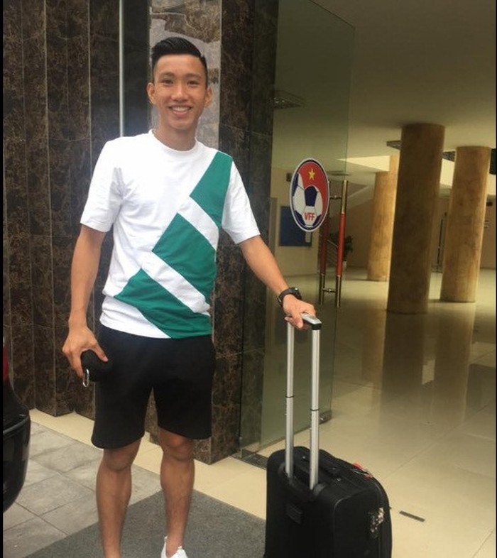 Dẫu chỉ mặc áo phông đơn giản, Đoàn Văn Hậu cũng ghi điểm trong lòng cho chị em.    