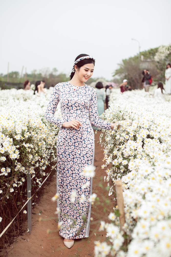 Hoa hậu cho biết, cô trung thành với kiểu dáng truyền thống của áo dài, chỉ cách tân ở một số điểm nhấn tinh tế như phần cổ áo, tay áo... để hướng tới phong cách giản dị, thanh lịch nhưng vẫn tôn lên vóc dáng của phái đẹp trong thời hiện đại.  