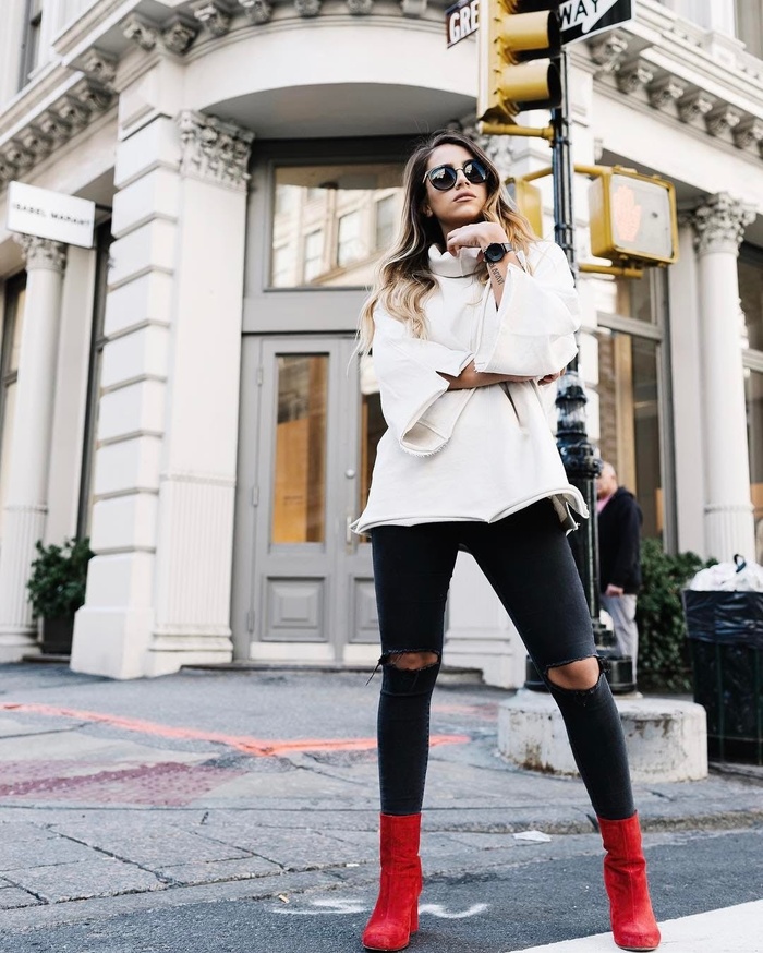 Chỉ cần phối áo len cổ lọ cùng quần jeans rách gối, đôi ankle boots và kính mắt là trông bạn đã cực kỳ cá tính rồi.    