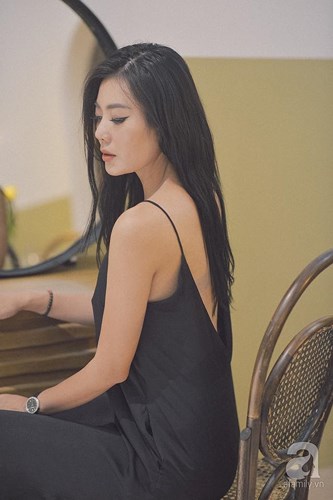 Hay có lúc lại gợi cảm và dịu dàng với váy khoét lưng màu đen.  