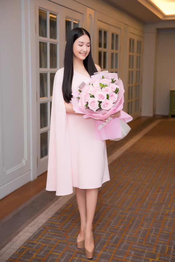 Nàng thơ xứ Huế - Ngọc Trân khiến người đối diện say lòng với chiếc váy phom rộng mang gam màu hồng nhẹ nhàng, thanh lịch.    