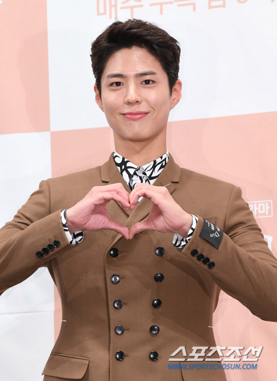 Park Bo Gum trông trưởng thành và chững chạc hơn.  