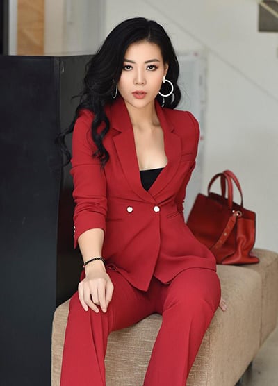 Ở nhiều sự kiện, cô diện suit đơn sắc, xẻ ngực.     