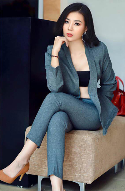 Diễn viên phối suit tối màu với bra-top.     