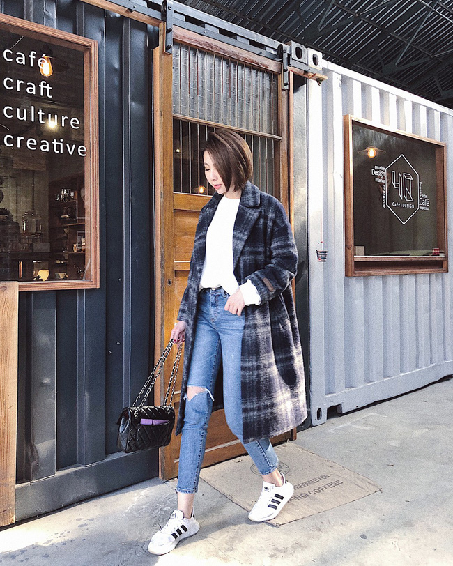 Lựa chọn hoàn hảo nhất cho chiếc quần jeans quen thuộc của các nàng vẫn luôn là đôi giày sneakers cá tính. Mix thêm chiếc áo thun trắng rồi khoác ngoài áo dạ ấm áp là có ngay set đồ mùa đông đẹp và sành điệu miễn bàn.    