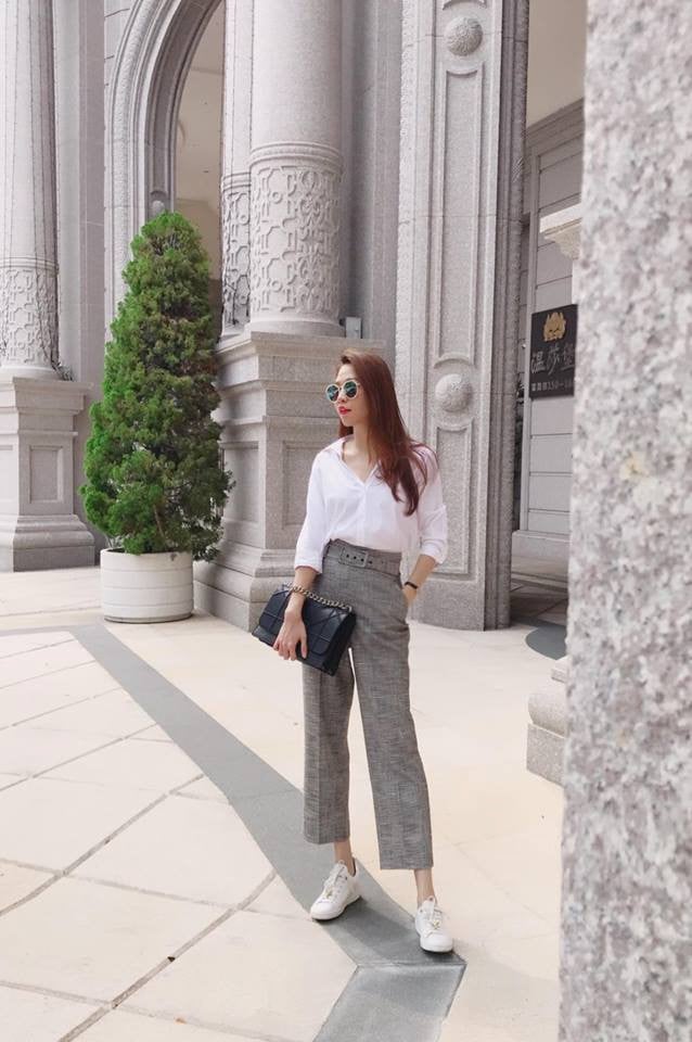 Đàm Thu Trang biến tấu sơ mi trắng trở nên thanh lịch, khi phối cùng quần culottes và giày sneaker trẻ trung.