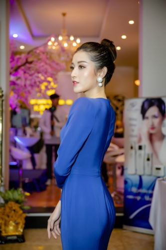 Huyền My lựa chọn búi tóc cao để lộ gương mặt thanh tú cùng phong cách trang điểm sắc sảo, ấn tượng.   