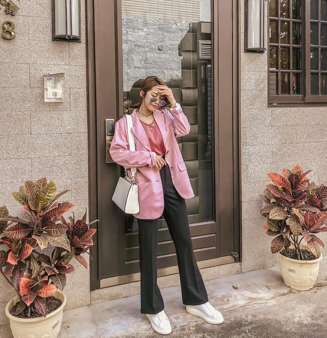 Bí kíp để những chiếc áo blazer đậm chất công sở của các nàng trông trẻ trung, thú vị hơn chính là thêm thắt 1 đôi sneakers năng động; nếu là màu trắng thì càng ăn ý.    