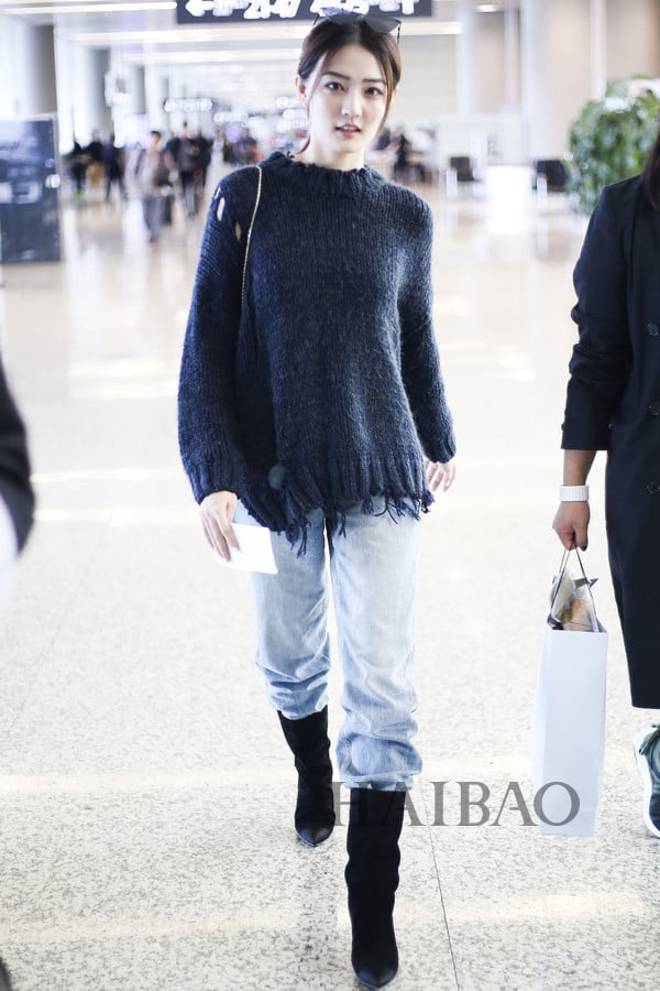 Từ Lộ lựa chọn áo len dày dặn cùng quần jeans ống suông và bốt da lộn.