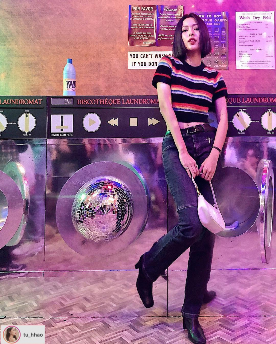 Tú Hảo trở về những thập niên trước với áo len dáng lửng kẻ ngang và quần jeans ống đứng.    