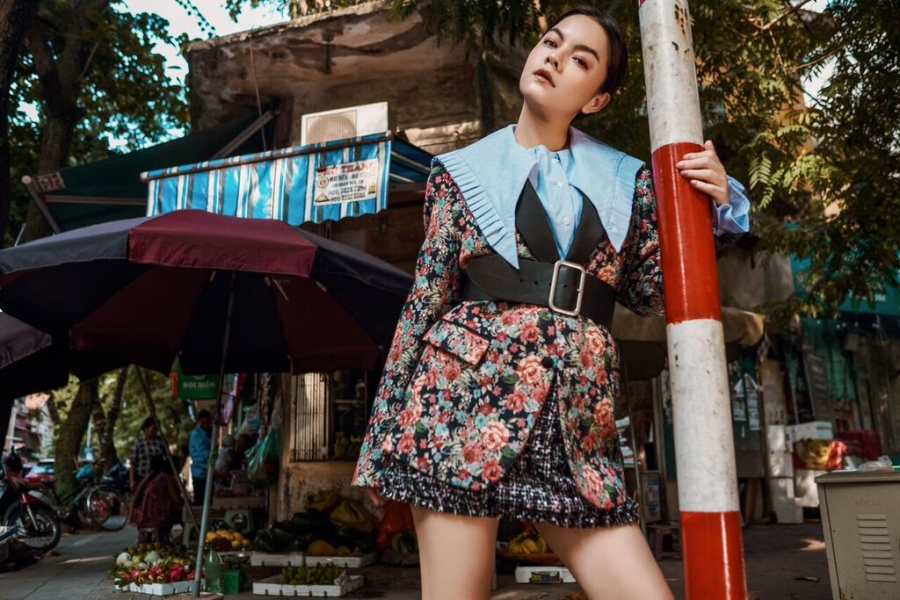 Với đai lưng bản to, Phạm Quỳnh Anh lại đi chung cùng chân váy, blazer cùng họa tiết hoa thanh lịch tạo nên sự cân đối hài hòa giữa các chi tiết.    